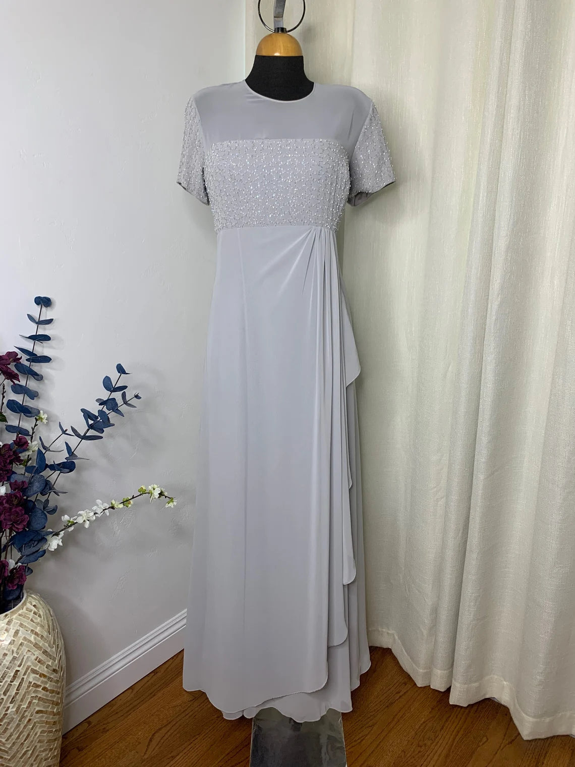 Evening dress for anniversary event-Silver Short Sleeve Beaded Chiffon Dress Vintage Mother of The Bride Modest Gown